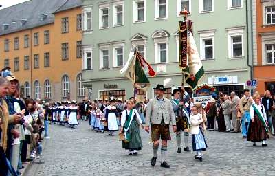 Pressefoto Mittelbayerische Zeitung - Autor Alois Schollerer; Zu sehen sind der Vorstand Josef Liebl mit den Festdamen am Domplatz in Regensburg auf dem Weg zum Festzelt Glöckl auf der Regensburger Dult.